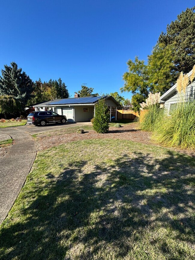 Building Photo - 3 Bedroom 1.5 baths! Walker & Cedar Hills ...