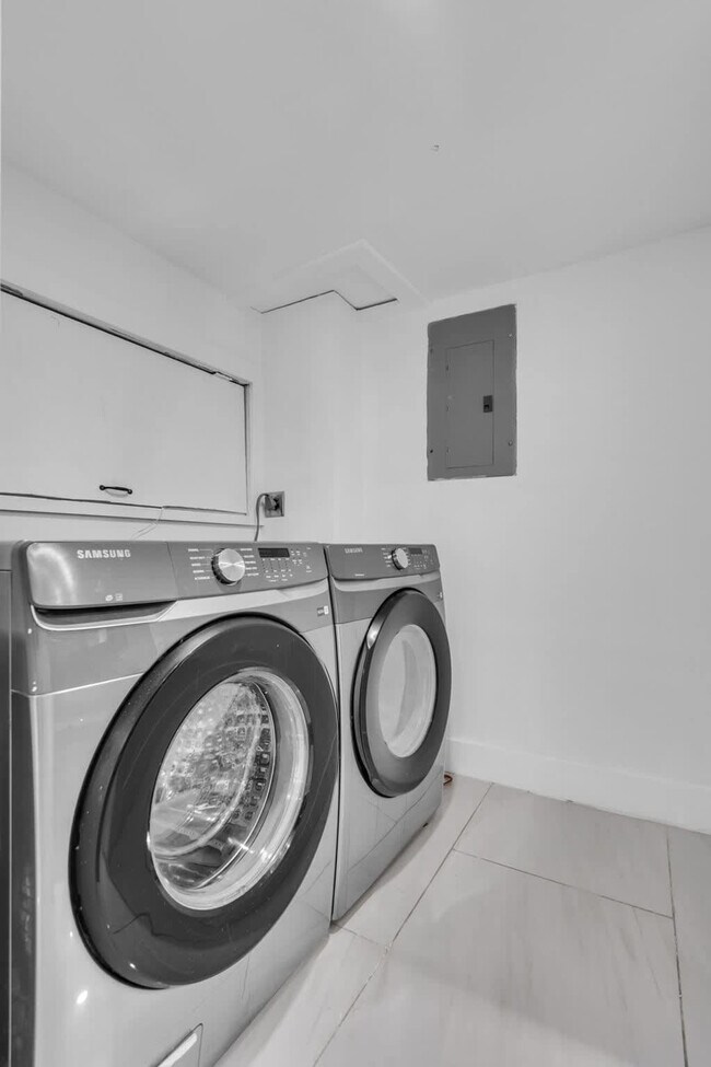 Building Photo - 1255 NE 199th St