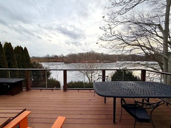 Building Photo - 157 Riverview Ave