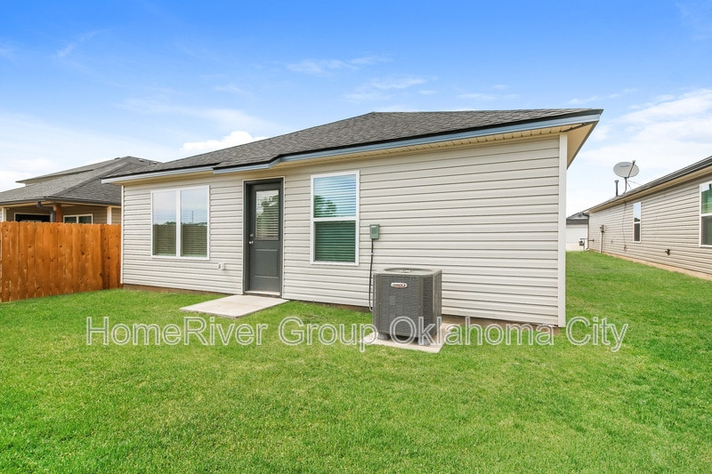 Building Photo - 1220 S Brk Dr