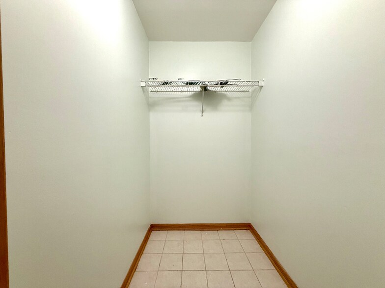 Building Photo - 2707 W Warren Blvd