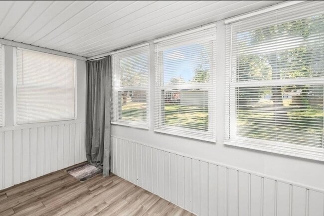 Building Photo - 2 Bed • 1 Bath • Central Location