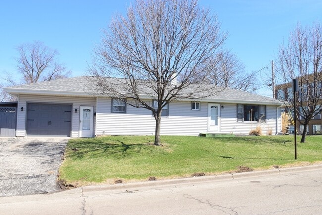 Building Photo - 903 Porter St