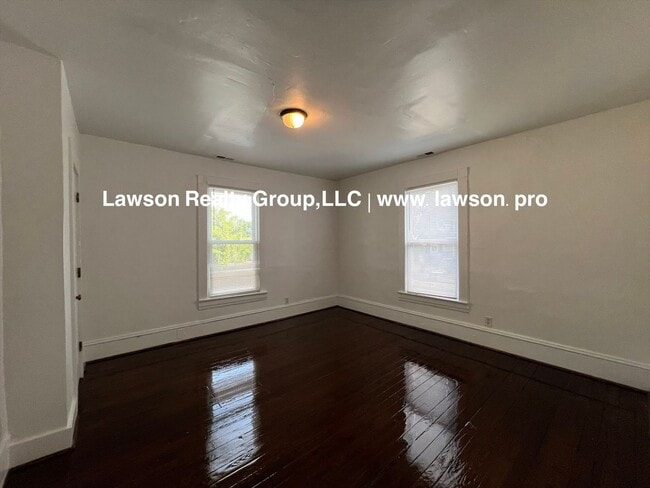 Building Photo - 1208 Chapman Ave SW