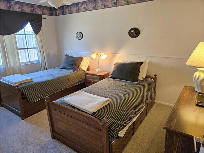 Building Photo - 492 E Shade Dr