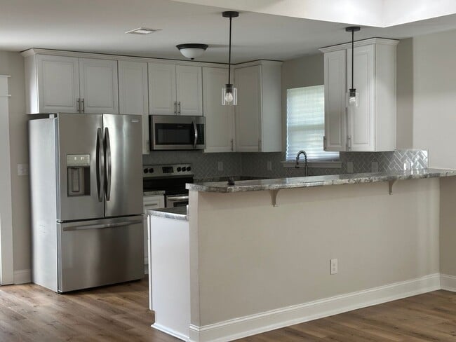 Building Photo - 3 Bedroom with extra Office Space AVAILABLE NOW!