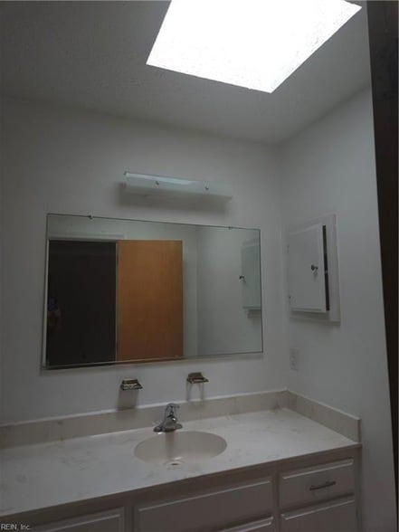 Building Photo - 330 Kinsmen Way