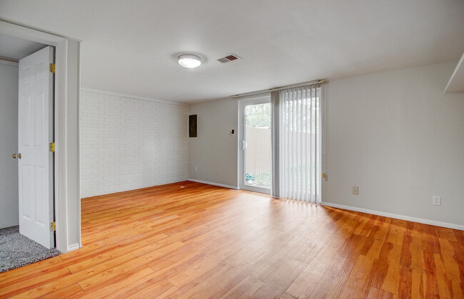 Building Photo - 204 Parkwood Dr