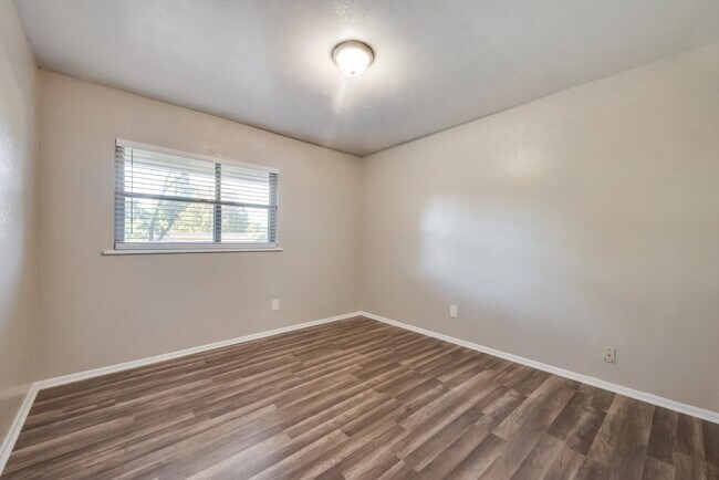Building Photo - 345 Fieldside Dr