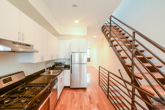 Building Photo - 151 E 71st St