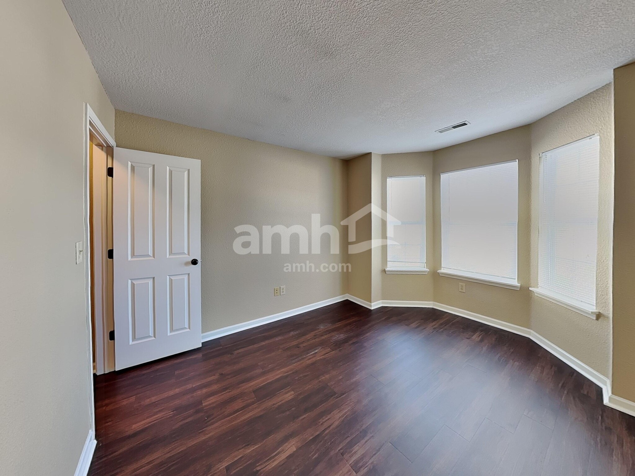 Building Photo - 220 Longview Bend