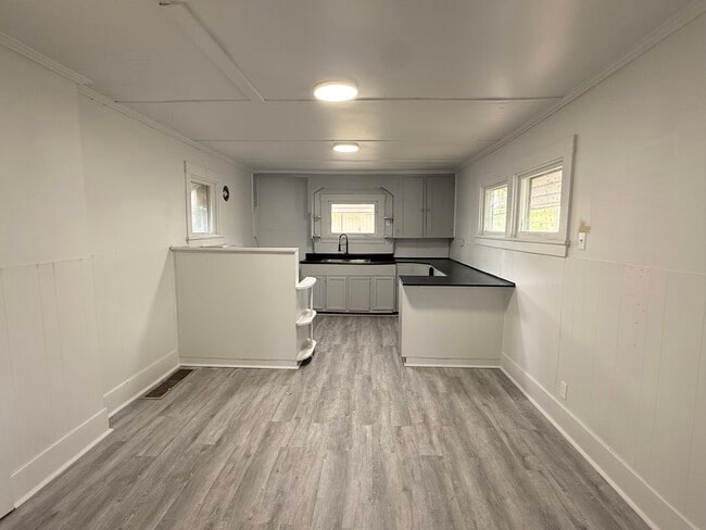 Building Photo - 307 Andrew St