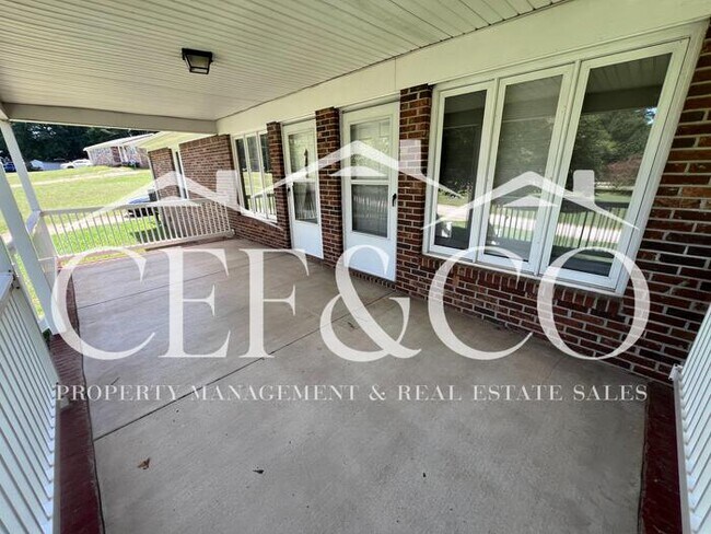 Building Photo - Beautifully maintained 2 bedroom 1.5 bathroom duplex, now available.