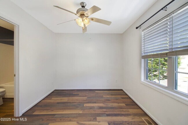 Building Photo - Short Term Townhome Available ASAP!