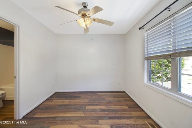 Building Photo - SHORT TERM Townhome Available!