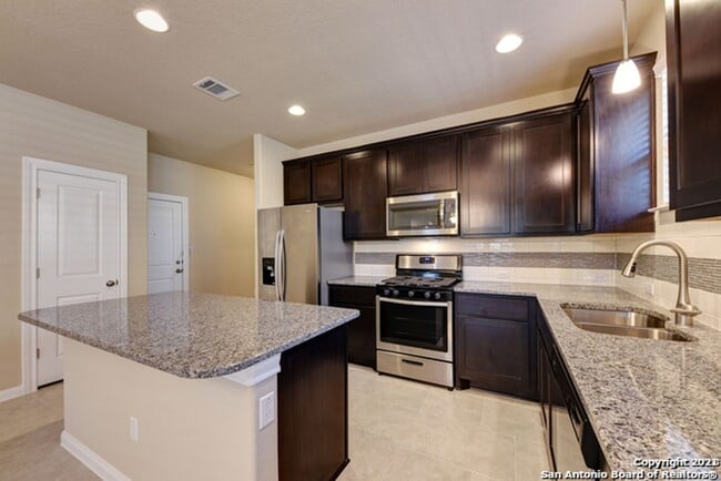 Building Photo - 3 Bed 2.5 Bath