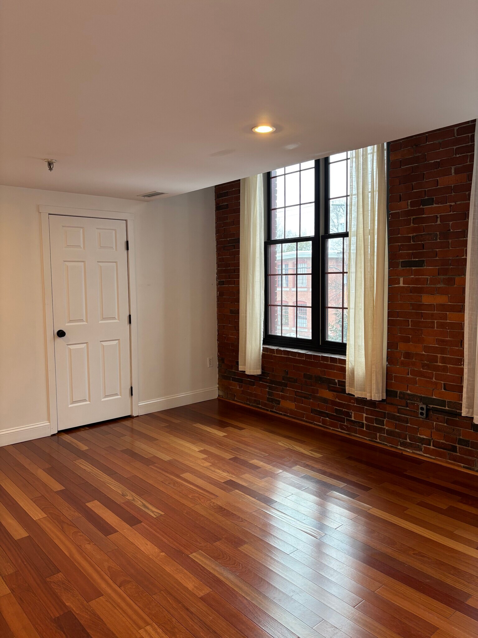 Building Photo - 471 Silver St