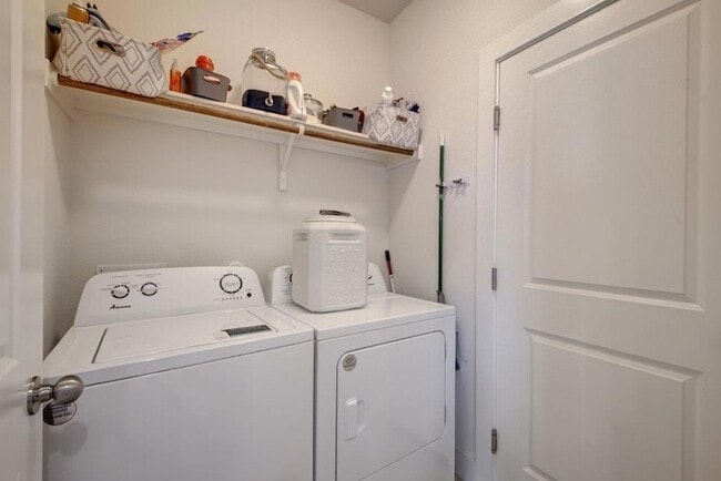 Building Photo - 413 White Steppe Way