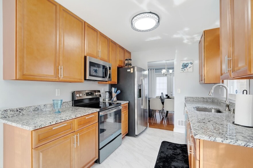 Kitchen - 900 E Tantallon Dr