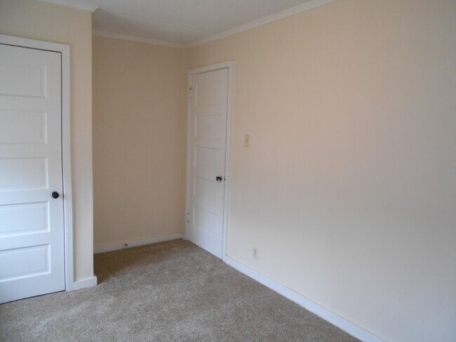 Building Photo - 3865 Roseberry St