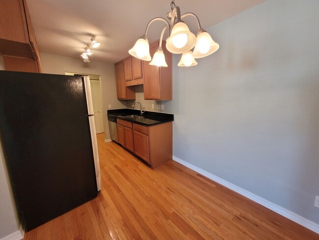 Building Photo - Beautiful 1 Bedroom Condo! All Utilities I...