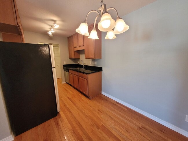 Building Photo - Prime Location 1BR with Luxe Finishes & Amenities - Available August 1st!