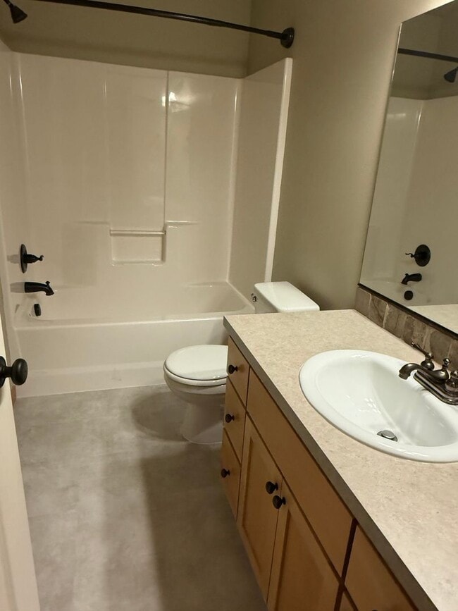 Building Photo - Beautifully Refurbished and updated Townhome style Home in Southeast Portland