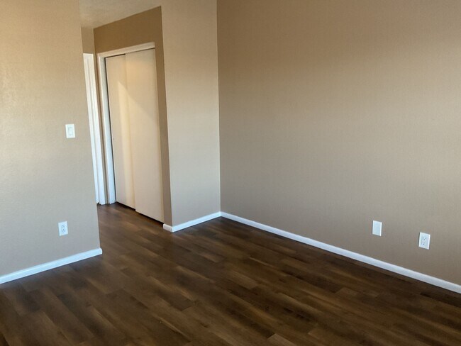 Building Photo - Spacious Townhouse near McKellips & Lindsay across from Community Pool