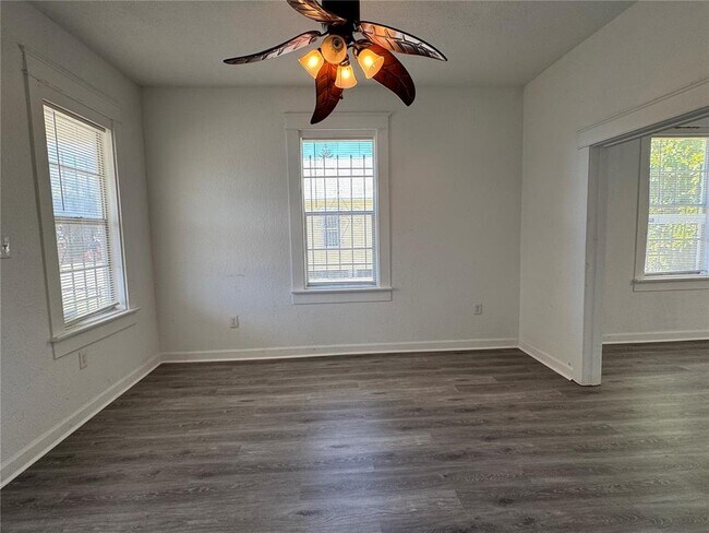 Building Photo - 1022 E 14th Ave