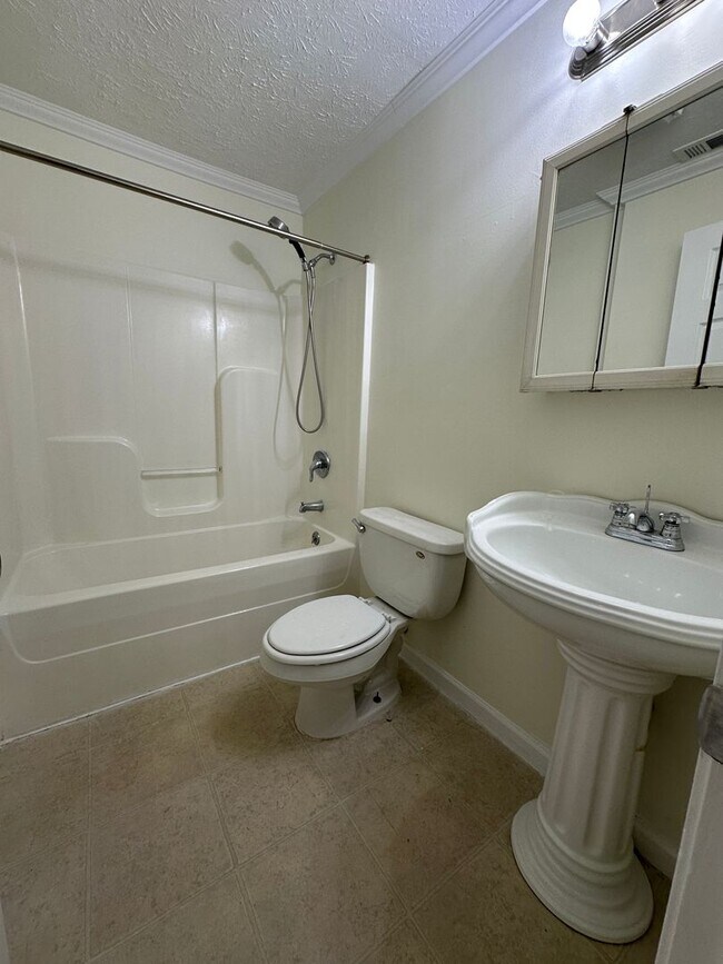 Building Photo - Stunning Original Hardwoods & Seamless Single-Level Living in Oak Ridge!
