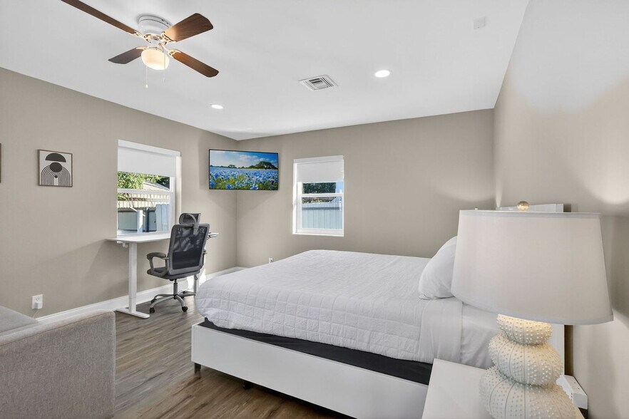 Building Photo - 823 Avenida Hermosa