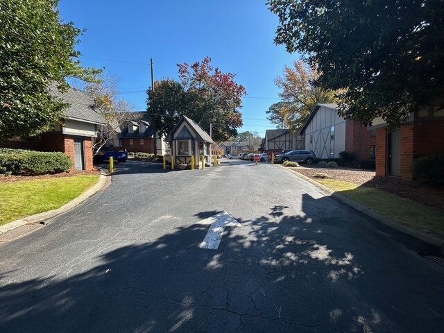 Building Photo - 6851 Roswell Rd