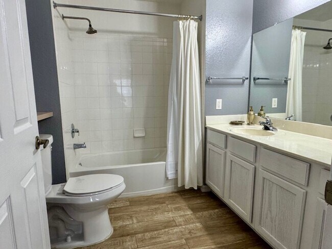 Building Photo - Fully Furnished 4 Bedroom 3 Bath Townhome ...