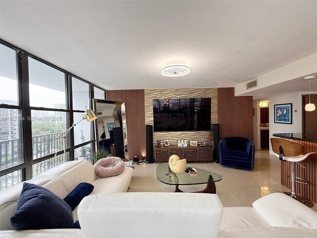 Building Photo - 800 Parkview Dr