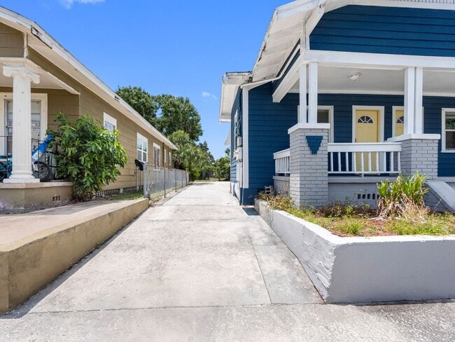Building Photo - Affordable 3/1.5 West Tampa Home