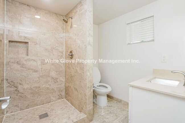 Building Photo - Spacious 4-Bed, 2-Bath Home with Large Backyard