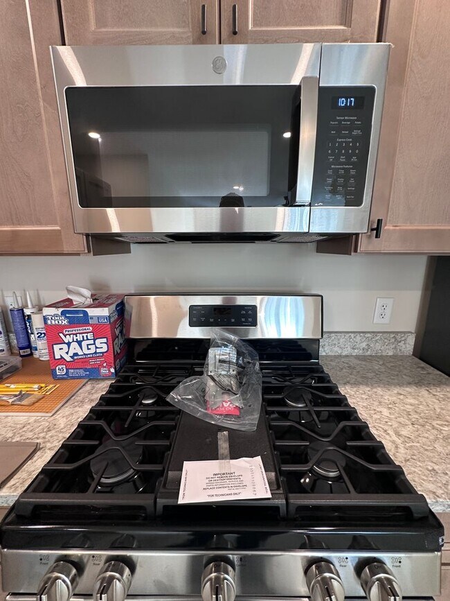 Building Photo - 824 E High St