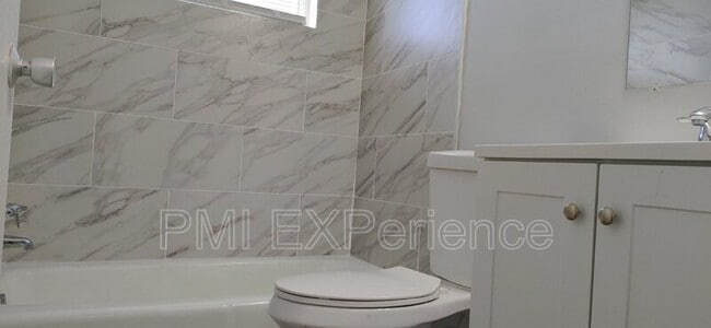 Building Photo - 7617 Fontainebleau Dr