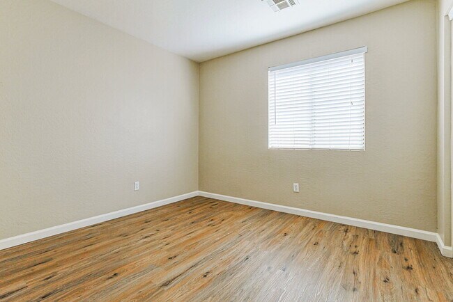 Building Photo - 1453 E Kelsi Ave