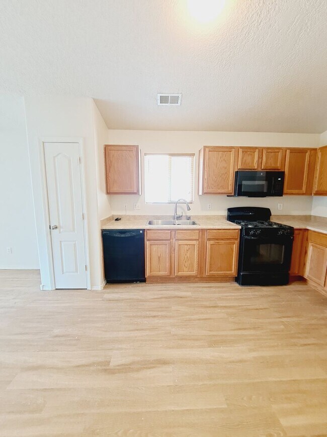 Building Photo - Cute 3 bed 2 bath home