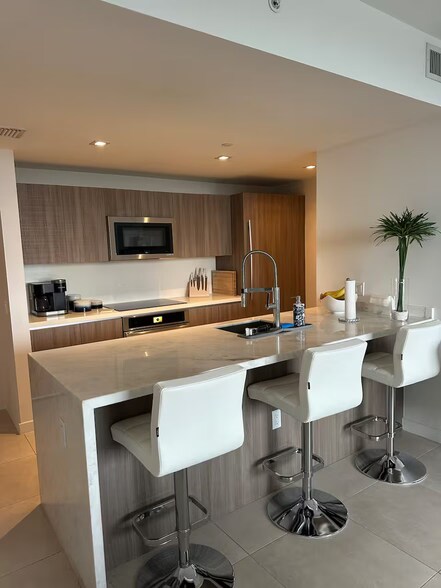 Building Photo - 401 N Birch Rd