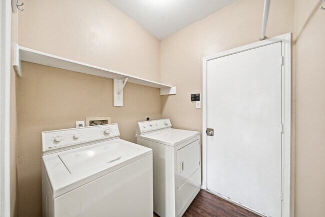 Building Photo - 4323 Ringrose Dr