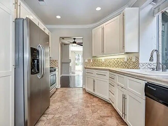 Building Photo - 10 Promontory Park