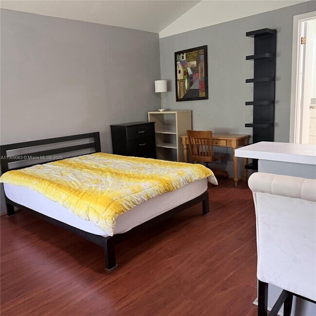 Building Photo - 2633 NE 32nd St