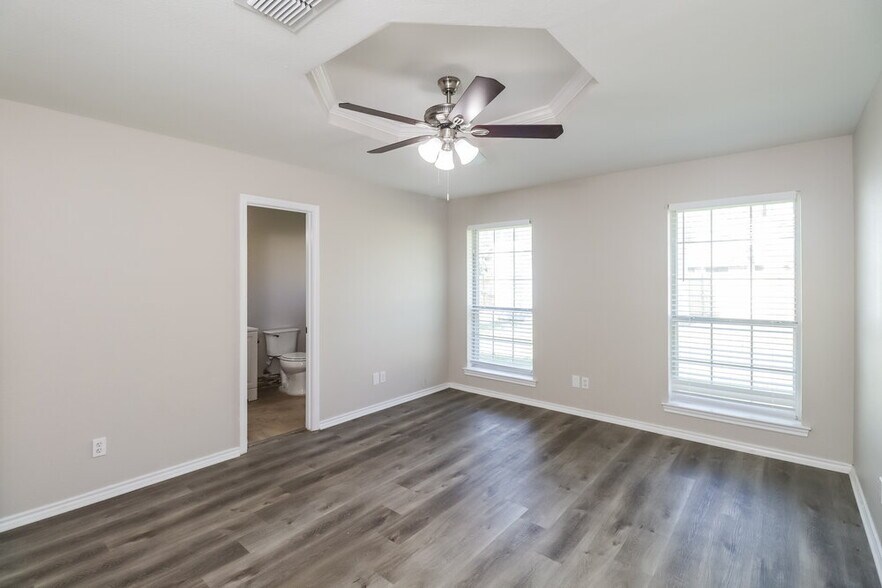 Building Photo - 601 E 6th St