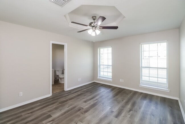 Building Photo - 601 E 6th St