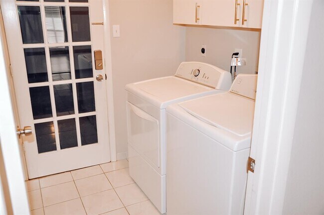 Building Photo - 2931 Colony Dr