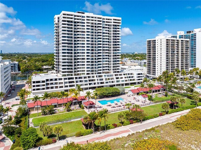Building Photo - 2555 Collins Ave