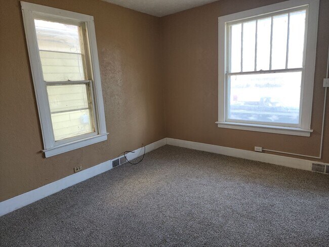Building Photo - BIG 4 bedroom home