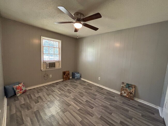 Building Photo - 390 N King St